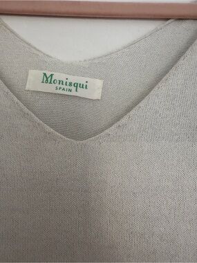 Monisqui Spain Light Gray Silver V-Neck Top